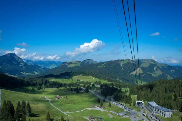 シュヴァエガルプからスイスのセイント山脈の頂上へのロープの道 — ストック写真