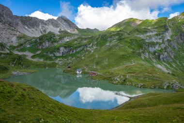 Zuerser 'in muhteşem manzarası ve yansımaları. Avusturya, Vorarlberg' de.