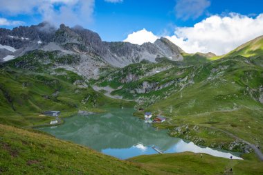 Zuerser 'in muhteşem manzarası ve yansımaları. Avusturya, Vorarlberg' de.