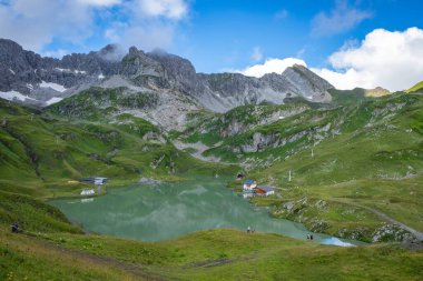 Zuerser 'in muhteşem manzarası ve yansımaları. Avusturya, Vorarlberg' de.