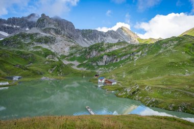 Zuerser 'in muhteşem manzarası ve yansımaları. Avusturya, Vorarlberg' de.