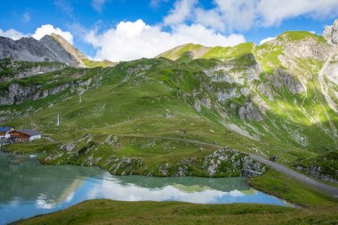 Zuerser 'in muhteşem manzarası ve yansımaları. Avusturya, Vorarlberg' de.
