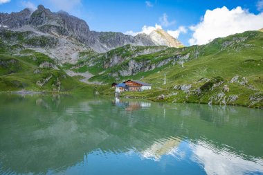 Zuerser 'in muhteşem manzarası ve yansımaları. Avusturya, Vorarlberg' de.