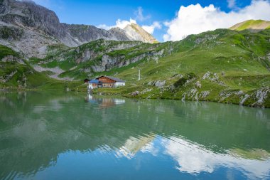 Zuerser 'in muhteşem manzarası ve yansımaları. Avusturya, Vorarlberg' de.