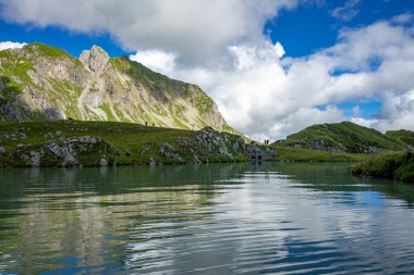 Zuerser 'in muhteşem manzarası ve yansımaları. Avusturya, Vorarlberg' de.