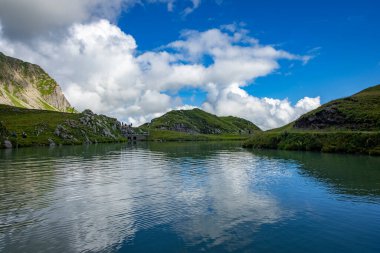 Zuerser 'in muhteşem manzarası ve yansımaları. Avusturya, Vorarlberg' de.