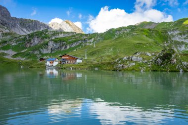 Zuerser 'in muhteşem manzarası ve yansımaları. Avusturya, Vorarlberg' de.