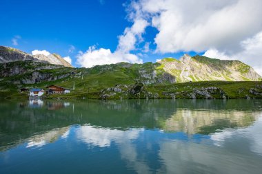 Zuerser 'in muhteşem manzarası ve yansımaları. Avusturya, Vorarlberg' de.