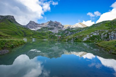 Zuerser 'in muhteşem manzarası ve yansımaları. Avusturya, Vorarlberg' de.