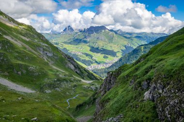 Zuerser 'in muhteşem manzarası ve yansımaları. Avusturya, Vorarlberg' de.