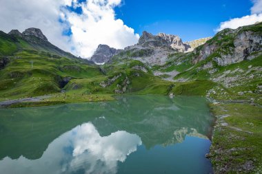 Zuerser 'in muhteşem manzarası ve yansımaları. Avusturya, Vorarlberg' de.