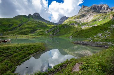 Zuerser 'in muhteşem manzarası ve yansımaları. Avusturya, Vorarlberg' de.