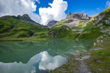 Zuerser 'in muhteşem manzarası ve yansımaları. Avusturya, Vorarlberg' de.