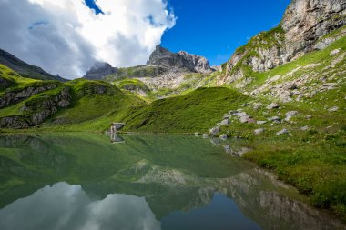 Zuerser 'in muhteşem manzarası ve yansımaları. Avusturya, Vorarlberg' de.