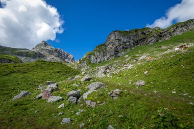 Zuerser 'in muhteşem manzarası ve yansımaları. Avusturya, Vorarlberg' de.