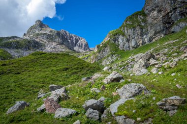 Zuerser 'in muhteşem manzarası ve yansımaları. Avusturya, Vorarlberg' de.