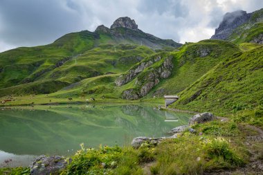 Zuerser 'in muhteşem manzarası ve yansımaları. Avusturya, Vorarlberg' de.