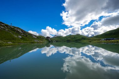 Zuerser 'in muhteşem manzarası ve yansımaları. Avusturya, Vorarlberg' de.