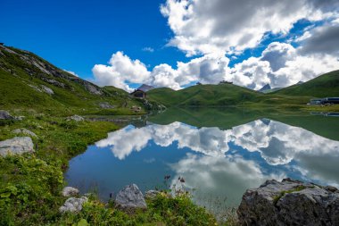 Zuerser 'in muhteşem manzarası ve yansımaları. Avusturya, Vorarlberg' de.