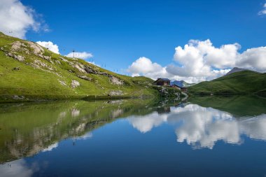 Zuerser 'in muhteşem manzarası ve yansımaları. Avusturya, Vorarlberg' de.