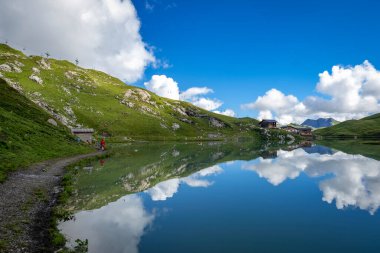 Zuerser 'in muhteşem manzarası ve yansımaları. Avusturya, Vorarlberg' de.