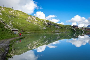 Zuerser 'in muhteşem manzarası ve yansımaları. Avusturya, Vorarlberg' de.