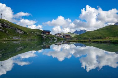 Zuerser 'in muhteşem manzarası ve yansımaları. Avusturya, Vorarlberg' de.