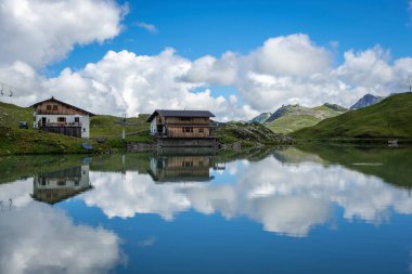 Zuerser 'in muhteşem manzarası ve yansımaları. Avusturya, Vorarlberg' de.