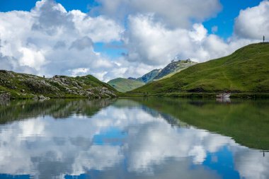 Zuerser 'in muhteşem manzarası ve yansımaları. Avusturya, Vorarlberg' de.