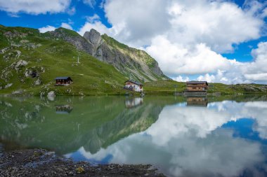 Zuerser 'in muhteşem manzarası ve yansımaları. Avusturya, Vorarlberg' de.