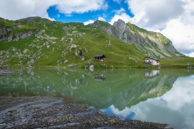 Zuerser 'in muhteşem manzarası ve yansımaları. Avusturya, Vorarlberg' de.