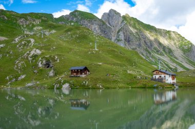 Zuerser 'in muhteşem manzarası ve yansımaları. Avusturya, Vorarlberg' de.
