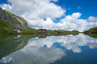 Zuerser 'in muhteşem manzarası ve yansımaları. Avusturya, Vorarlberg' de.