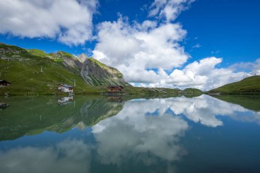 Zuerser 'in muhteşem manzarası ve yansımaları. Avusturya, Vorarlberg' de.