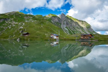 Zuerser 'in muhteşem manzarası ve yansımaları. Avusturya, Vorarlberg' de.