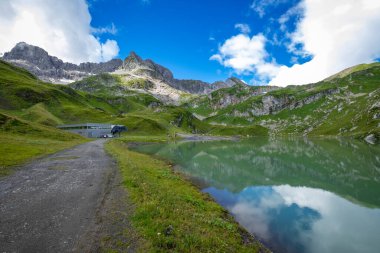 Zuerser 'in muhteşem manzarası ve yansımaları. Avusturya, Vorarlberg' de.