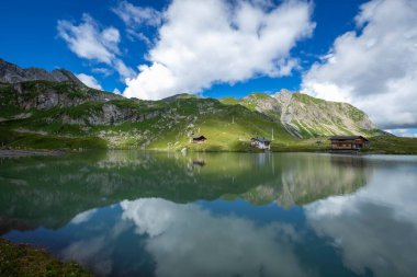 Zuerser 'in muhteşem manzarası ve yansımaları. Avusturya, Vorarlberg' de.