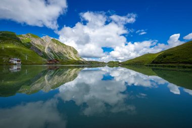 Zuerser 'in muhteşem manzarası ve yansımaları. Avusturya, Vorarlberg' de.