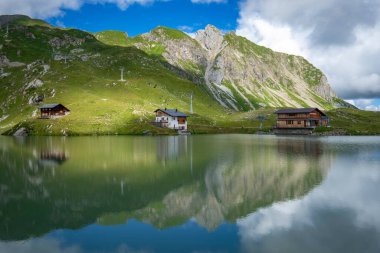 Zuerser 'in muhteşem manzarası ve yansımaları. Avusturya, Vorarlberg' de.
