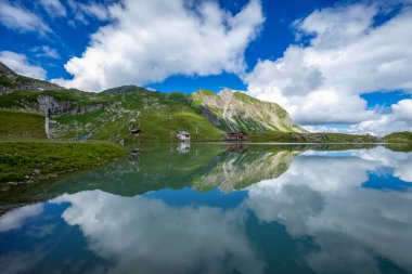 Zuerser 'in muhteşem manzarası ve yansımaları. Avusturya, Vorarlberg' de.