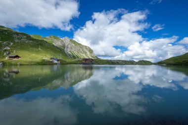 Zuerser 'in muhteşem manzarası ve yansımaları. Avusturya, Vorarlberg' de.