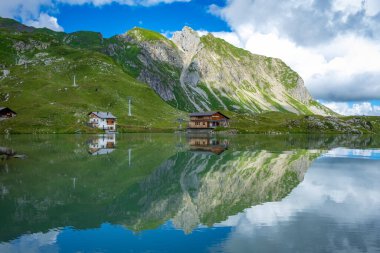 Zuerser 'in muhteşem manzarası ve yansımaları. Avusturya, Vorarlberg' de.