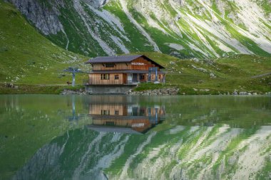 Zuerser 'in muhteşem manzarası ve yansımaları. Avusturya, Vorarlberg' de.