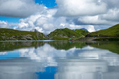 Zuerser 'in muhteşem manzarası ve yansımaları. Avusturya, Vorarlberg' de.