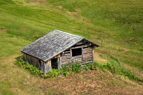 オーストリアのヴォラールベルクにあるSeekopf山のアルプスにある古い木造住宅 — ストック写真