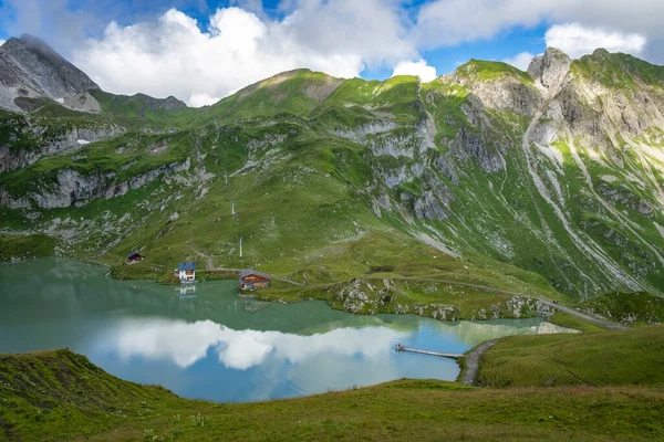 Zuerser 'in muhteşem manzarası ve yansımaları. Avusturya, Vorarlberg' de.