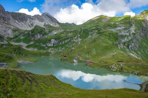 Zuerser 'in muhteşem manzarası ve yansımaları. Avusturya, Vorarlberg' de.