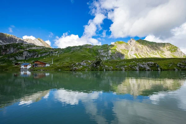 Zuerser 'in muhteşem manzarası ve yansımaları. Avusturya, Vorarlberg' de.