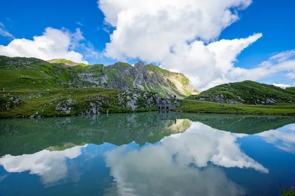 Zuerser 'in muhteşem manzarası ve yansımaları. Avusturya, Vorarlberg' de.