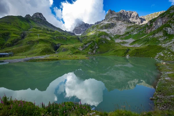 Zuerser 'in muhteşem manzarası ve yansımaları. Avusturya, Vorarlberg' de.